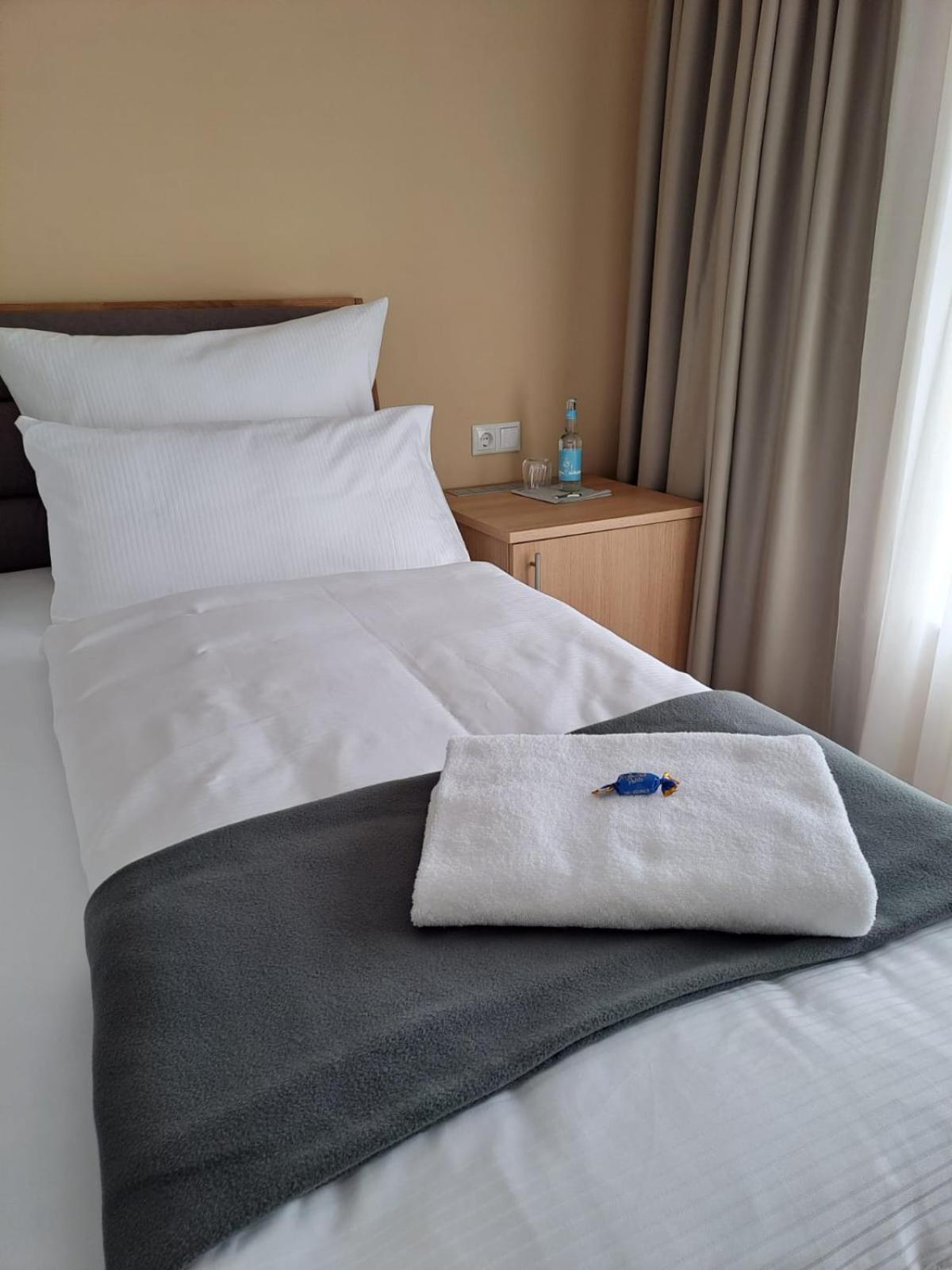 Hotel Rhin Inn Fehrbellin Buitenkant foto